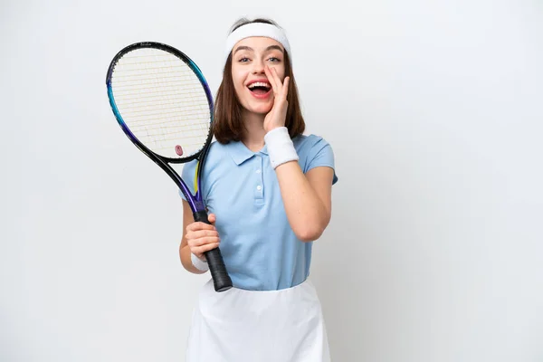 若いですウクライナのテニスプレーヤーの女性隔離上の白い背景叫びとともに口ワイドオープン — ストック写真