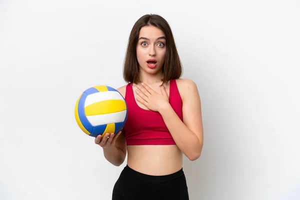 Junge Ukrainerin Spielt Volleyball Isoliert Auf Weißem Hintergrund Überrascht Und — Stockfoto