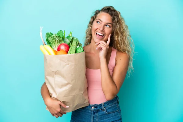 Chica Con Pelo Rizado Sosteniendo Una Bolsa Compra Comestibles Aislado — Foto de Stock