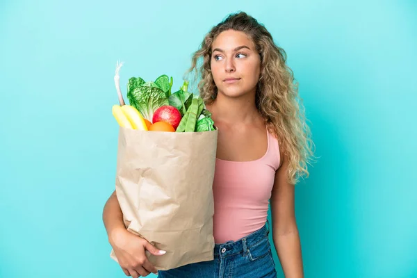 Chica Con Pelo Rizado Sosteniendo Una Bolsa Compra Comestibles Aislado — Foto de Stock