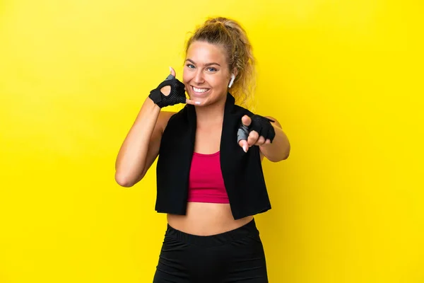 Sport Vrouw Met Handdoek Geïsoleerd Gele Achtergrond Maken Telefoon Gebaar — Stockfoto