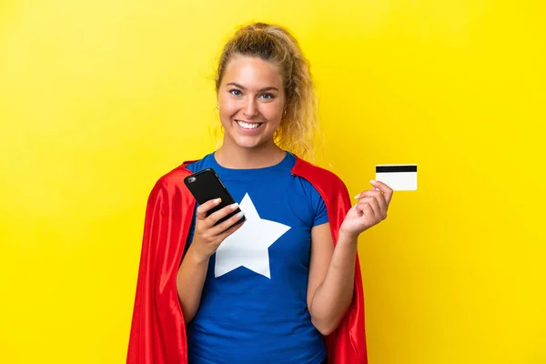 Super Hero Vrouw Geïsoleerd Gele Achtergrond Kopen Met Mobiele Telefoon — Stockfoto