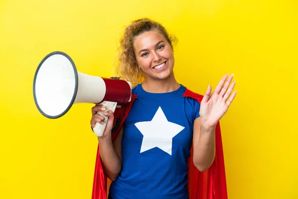 Super Hero Frau Isoliert Auf Gelbem Hintergrund Hält Ein Megafon — Stockfoto
