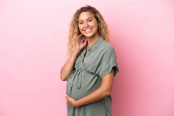 Chica Con Pelo Rizado Aislado Sobre Fondo Rosa Embarazada Feliz — Foto de Stock