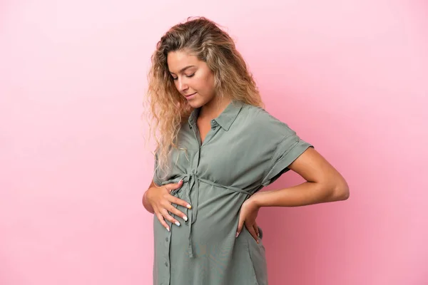 Chica Con Pelo Rizado Aislado Sobre Fondo Rosa Embarazada — Foto de Stock