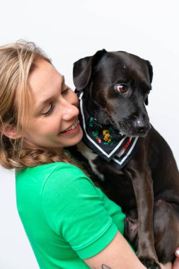 Köpeğiyle izole edilmiş geçmişi olan beyaz bir kadın.