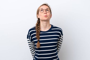 Beyaz arka planda izole edilmiş beyaz bir kadın var.