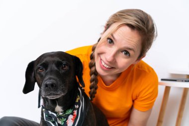 Köpeğiyle izole edilmiş geçmişi olan beyaz bir kadın.