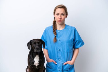 Köpekli genç bir veteriner kadın üzgün bir ifadeyle beyaz arka planda izole edilmiş.