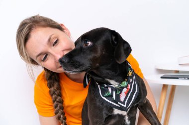 Köpeğiyle izole edilmiş geçmişi olan beyaz bir kadın.