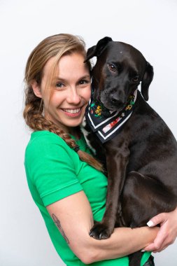 Köpeğiyle izole edilmiş geçmişi olan beyaz bir kadın.