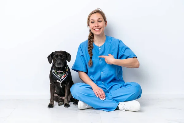 Jovem Veterinária Mulher Com Cão Sentado Chão Isolado Fundo Branco — Fotografia de Stock