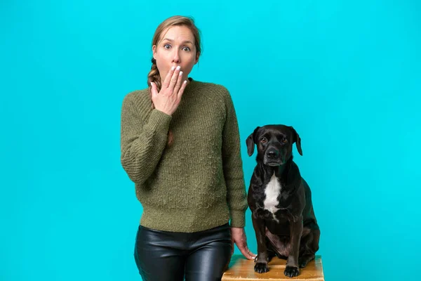 Young Caucasian Woman Her Dog Isolated Blue Background Surprise Shocked — Zdjęcie stockowe