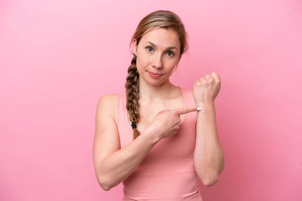 Junge Kaukasische Frau Isoliert Auf Rosa Hintergrund Macht Die Geste — Stockfoto