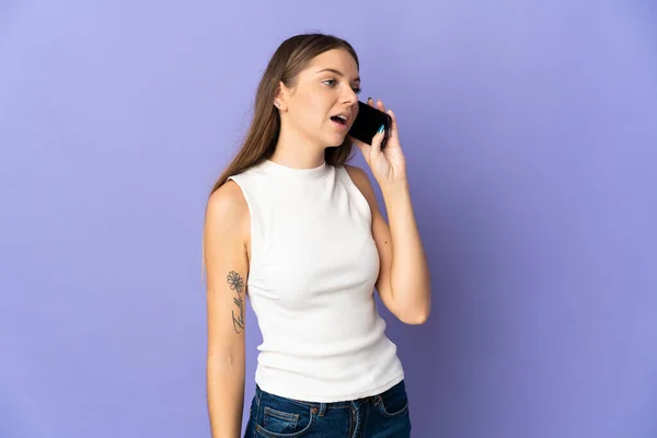 Молодая Литовская Женщина Изолированная Фиолетовом Фоне Ведет Разговор Мобильным Телефоном — стоковое фото
