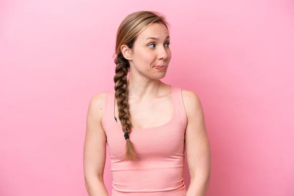 Jeune Femme Caucasienne Isolée Sur Fond Rose Faisant Des Doutes — Photo