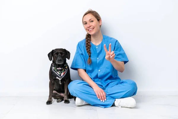 Young Veterinarian Woman Dog Sitting Floor Isolated White Background Smiling — 스톡 사진