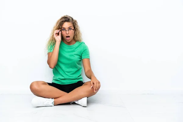 Chica Con Pelo Rizado Sentado Suelo Con Gafas Sorprendido — Foto de Stock