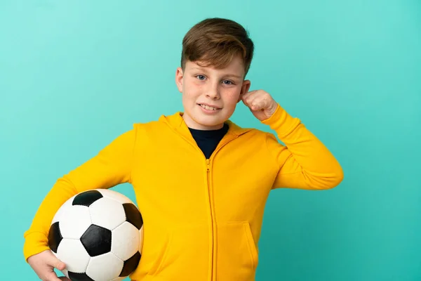 Een Roodharige Jongen Die Voetbal Speelt Geïsoleerd Een Blauwe Achtergrond — Stockfoto