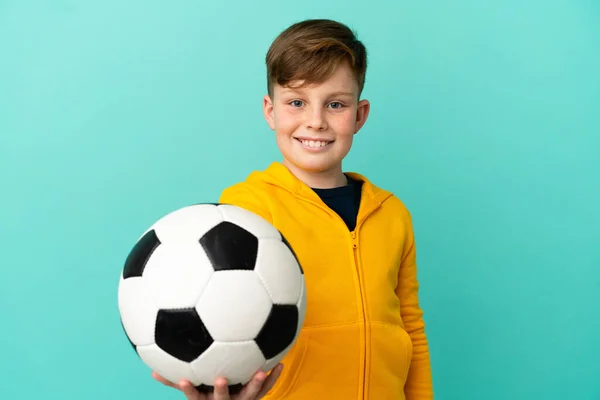 Kleine Roodharige Jongen Geïsoleerd Blauwe Achtergrond Met Voetbal — Stockfoto
