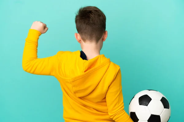 Pequeno Menino Ruivo Isolado Fundo Azul Com Bola Futebol — Fotografia de Stock