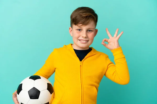 Kleine Roodharige Jongen Geïsoleerd Blauwe Achtergrond Met Voetbal Het Maken — Stockfoto