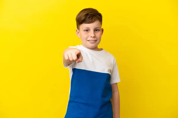 Malý Ryšavý Chlapec Izolované Žlutém Pozadí Překvapen Ukazuje Dopředu — Stock fotografie
