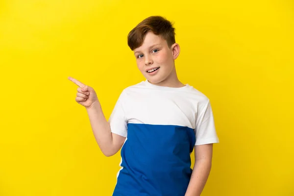 Malý Zrzek Chlapec Izolovaný Žlutém Pozadí Úmyslem Realizovat Řešení Zároveň — Stock fotografie