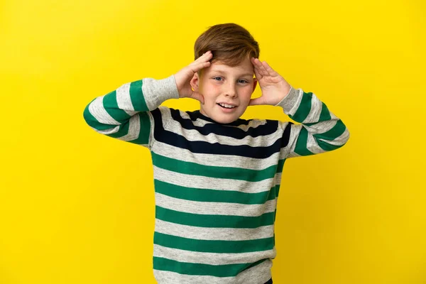 Malý Ryšavý Chlapec Izolované Žlutém Pozadí Překvapivým Výrazem — Stock fotografie