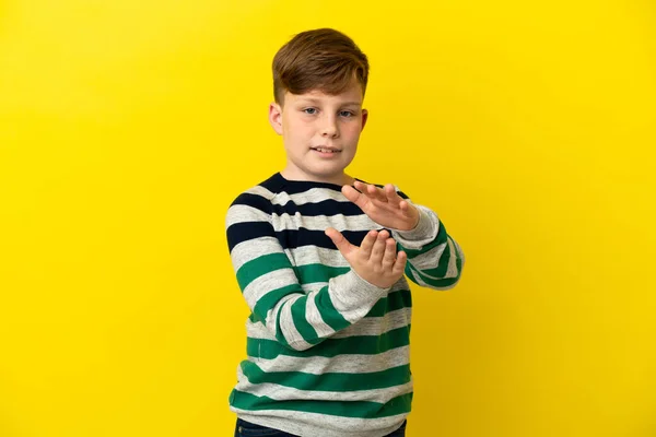 Little Redhead Boy Isolated Yellow Background Applauding Presentation Conference — стоковое фото