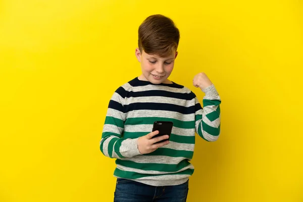 Little Redhead Boy Isolated Yellow Background Surprised Sending Message — Stock Photo, Image