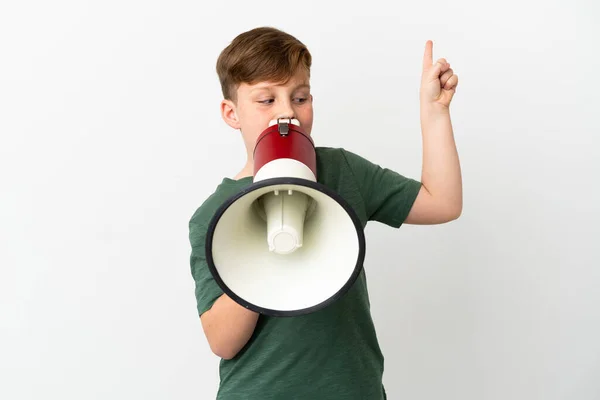 Piccolo Ragazzo Rossa Isolato Sfondo Bianco Gridando Attraverso Megafono Indicando — Foto Stock