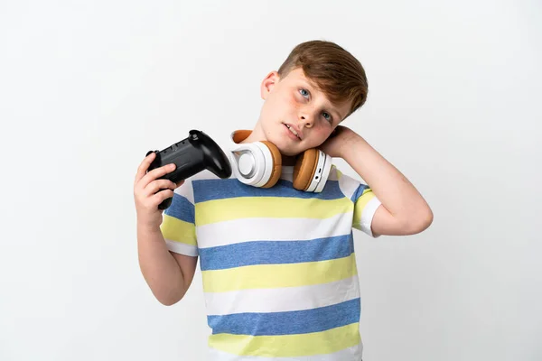 Liten Rödhårig Pojke Som Håller Ett Spel Pad Isolerad Vit — Stockfoto