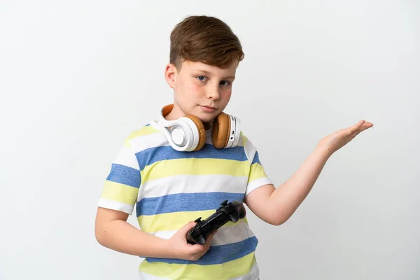 Ένα Μικρό Κοκκινομάλλικο Αγόρι Που Κρατάει Ένα Παιχνίδι Απομονωμένο Λευκό — Φωτογραφία Αρχείου