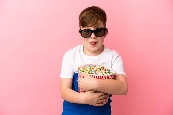 Μικρό Κοκκινομάλλικο Αγόρι Απομονωμένο Ροζ Φόντο Γυαλιά Και Κρατώντας Ένα — Φωτογραφία Αρχείου
