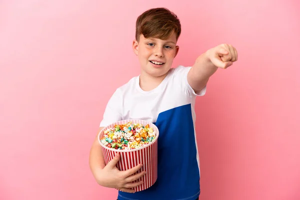 Little Redhead Boy Isolated Pink Background Holding Big Bucket Popcorns — Φωτογραφία Αρχείου