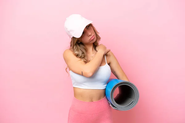 Joven Deportista Que Clases Yoga Mientras Sostiene Una Esterilla Sufriendo —  Fotos de Stock