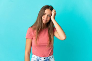 Hayal kırıklığı ve anlayış değil bir ifade ile izole mavi arka plan üzerinde genç kadın