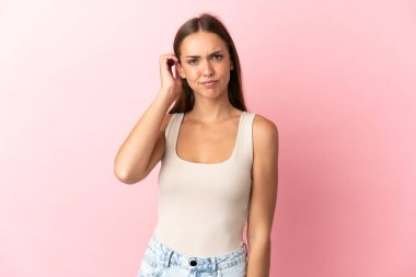 Soyutlanmış pembe arka planı olan genç bir kadın.