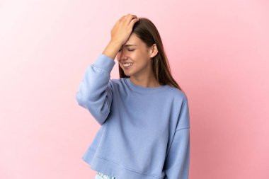 Soyutlanmış pembe bir geçmişi olan genç bir kadın bir şey fark etti ve çözüme niyetlendi.