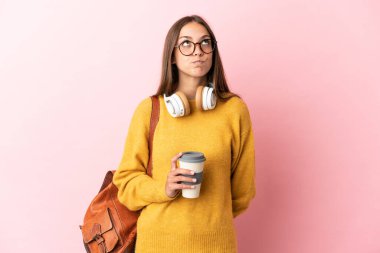 Soyutlanmış pembe bir geçmişi olan genç bir bayan.