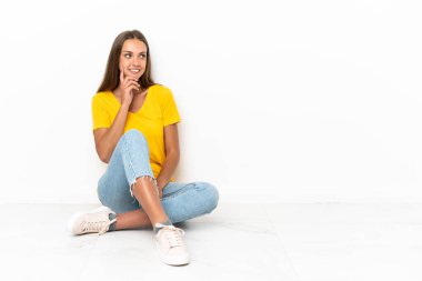 Bir fikir ararken süre düşünme katta oturan genç kız