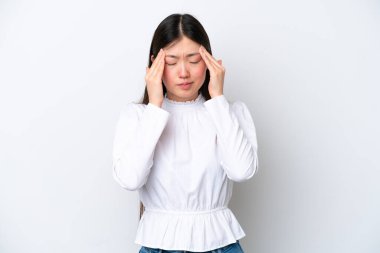 Beyaz arka planda baş ağrısı olan genç Çinli bir kadın.