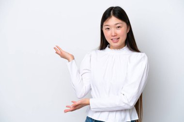Beyaz arka planda izole edilmiş genç bir Çinli kadın davet edilmek için ellerini yana uzatıyor.