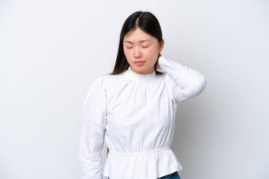 Beyaz arka planda boynu ağrıyan genç Çinli bir kadın.