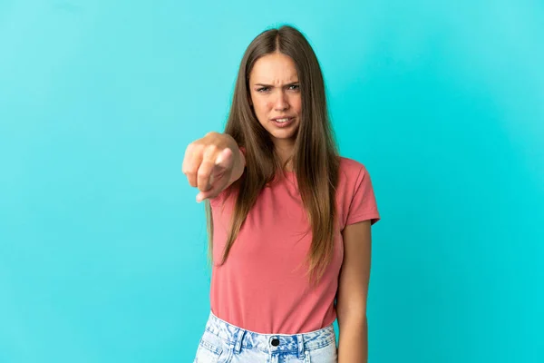 Mujer Joven Sobre Fondo Azul Aislado Frustrado Apuntando Hacia Frente — Foto de Stock