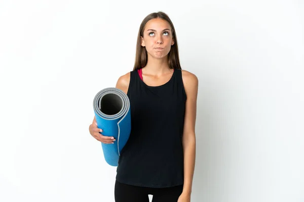 Mujer Deportiva Yendo Clases Yoga Mientras Sostiene Una Esterilla Sobre —  Fotos de Stock