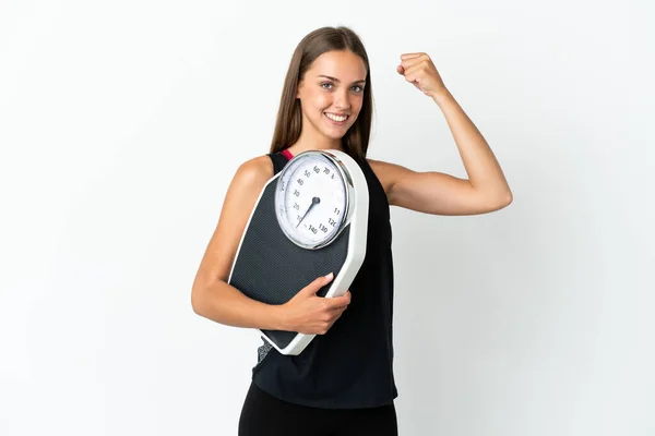 Young Woman Isolated White Background Holding Weighing Machine Doing Strong — Stok fotoğraf