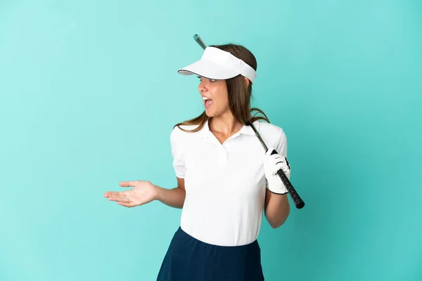 Woman Playing Golf Isolated Blue Background Surprise Expression While Looking — Foto Stock