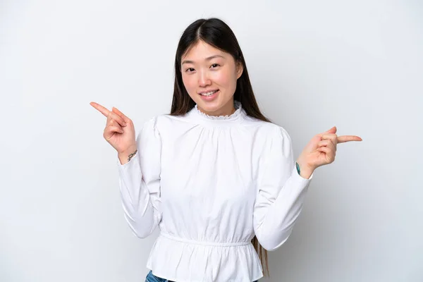 年轻的中国女人被白色背景隔离 手指指向侧边 很快乐 — 图库照片